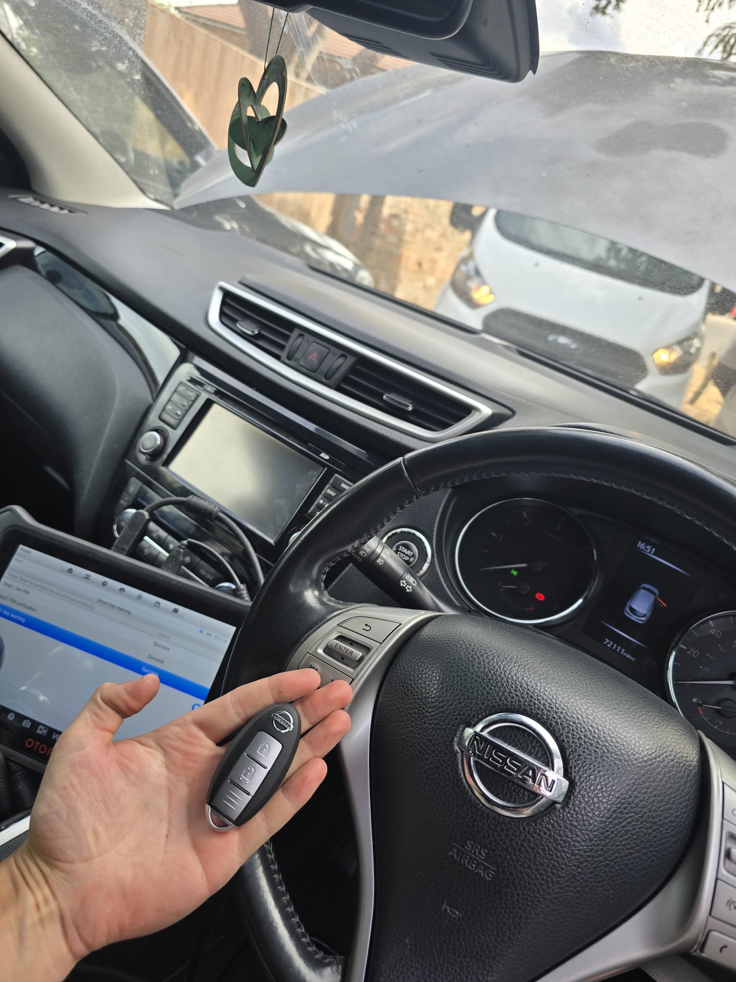 Nissan Qashqai smart key programmed with an OtoFix tablet showing successful key learning